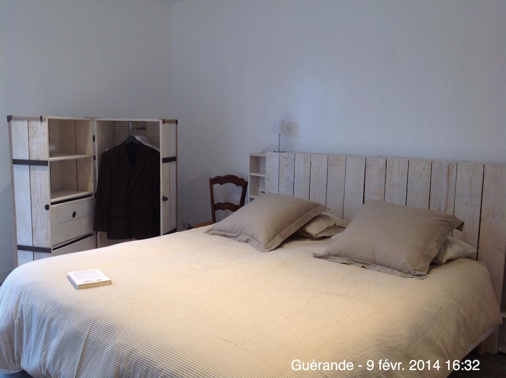 La Balade Des Marais Bed & Breakfast Saint-Molf Room photo