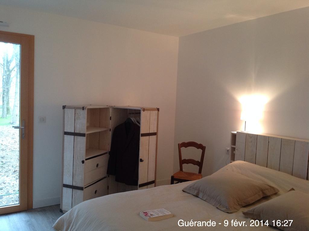 La Balade Des Marais Bed & Breakfast Saint-Molf Room photo